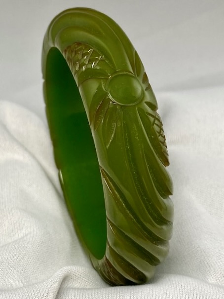 BB480 green swirl carved bakelite bangle 